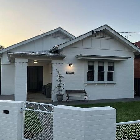 Charming Central Cottage In Wagga Wagga Exterior foto