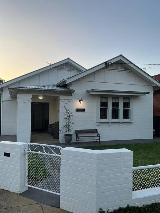 Charming Central Cottage In Wagga Wagga Exterior foto